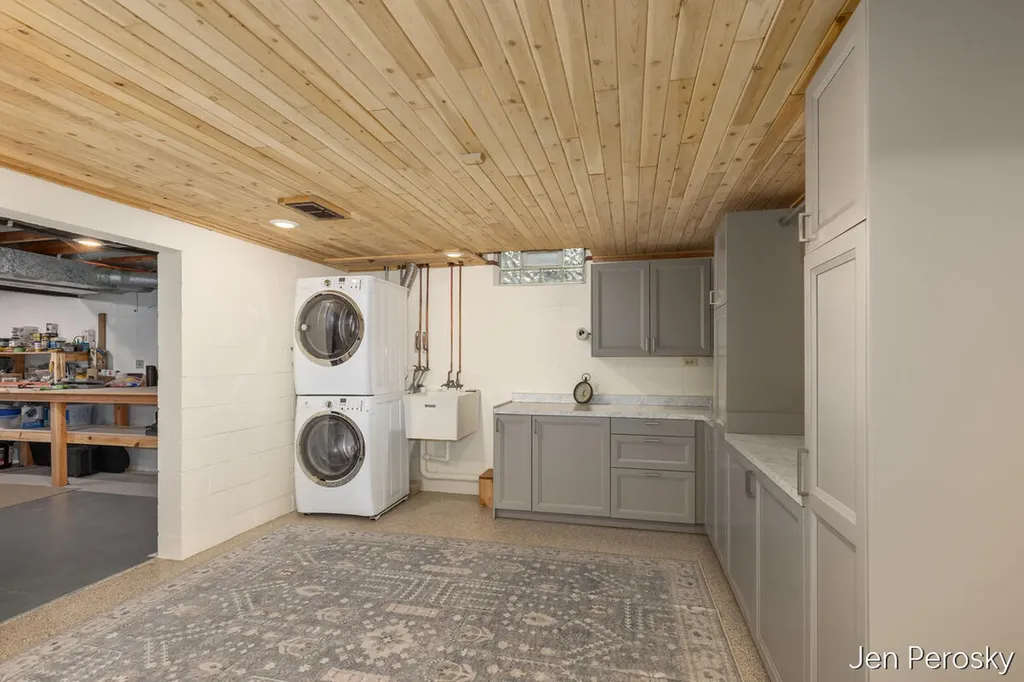 1646 Laurel Avenue SE East Grand Rapids City MI 49506