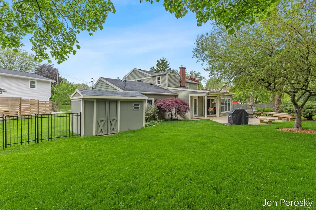 1646 Laurel Avenue SE East Grand Rapids City MI 49506