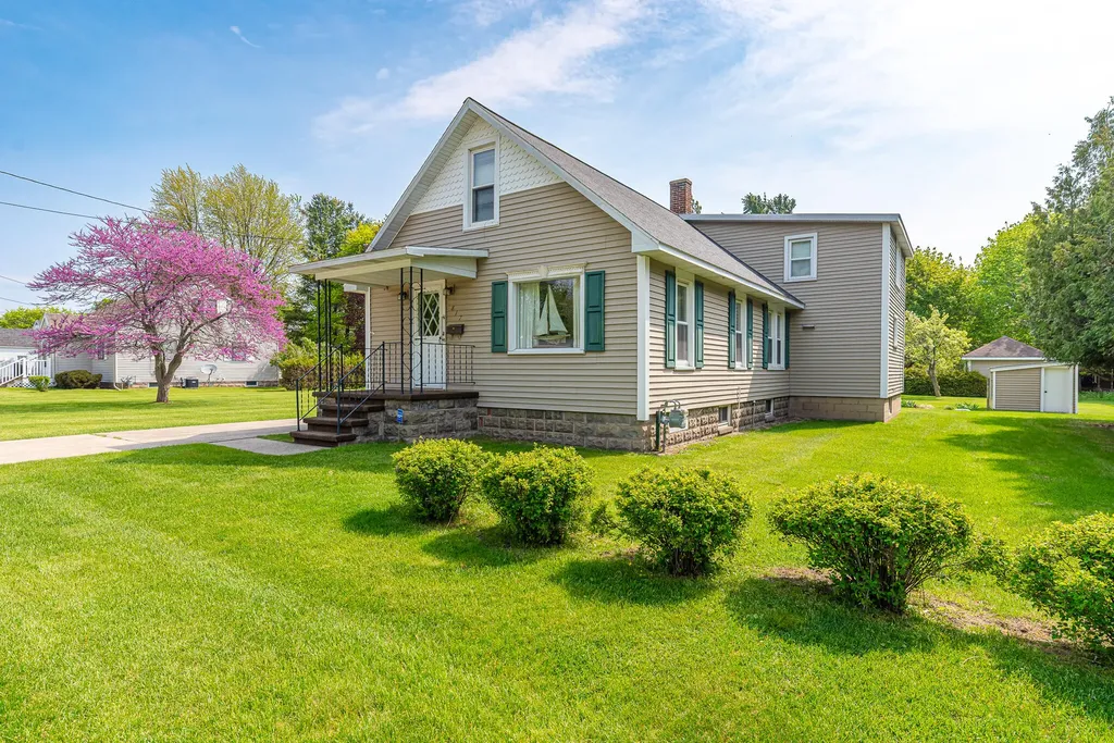 817 Oak Street Manistee City MI 49660
