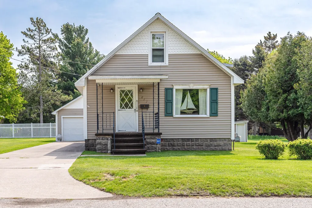 817 Oak Street Manistee City MI 49660