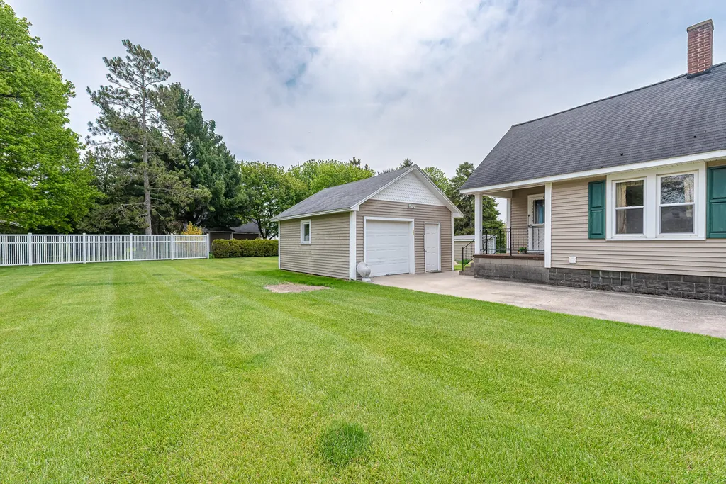 817 Oak Street Manistee City MI 49660