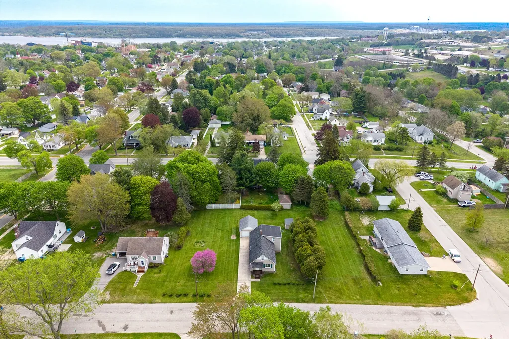 817 Oak Street Manistee City MI 49660