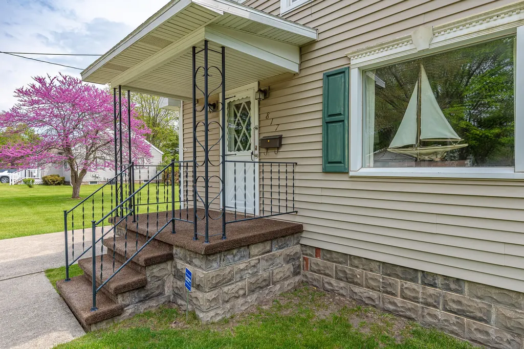 817 Oak Street Manistee City MI 49660