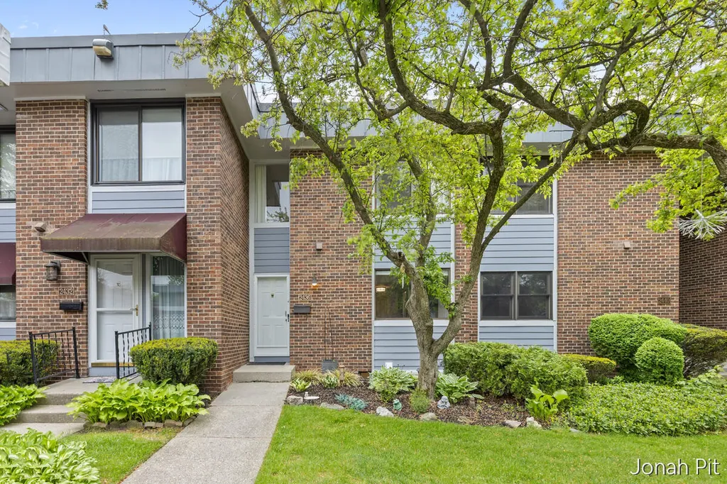2436 E Collier Avenue SE Kentwood City MI 49546