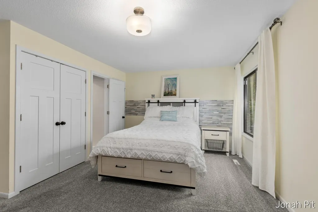 2436 E Collier Avenue SE Kentwood City MI 49546
