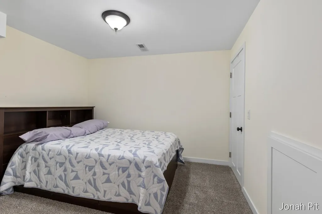 2436 E Collier Avenue SE Kentwood City MI 49546