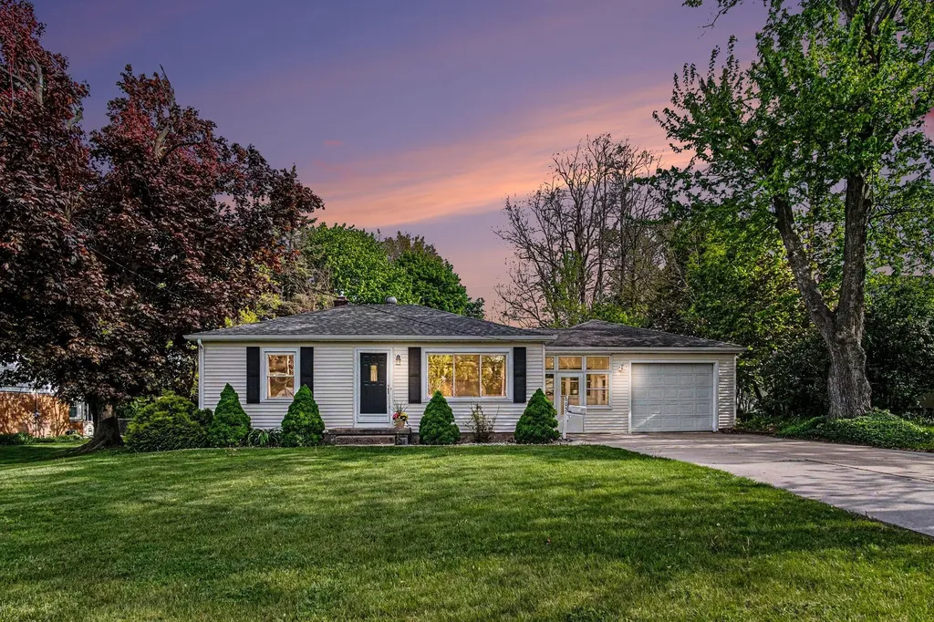 605 Edwards Street Grand Ledge City MI 48837