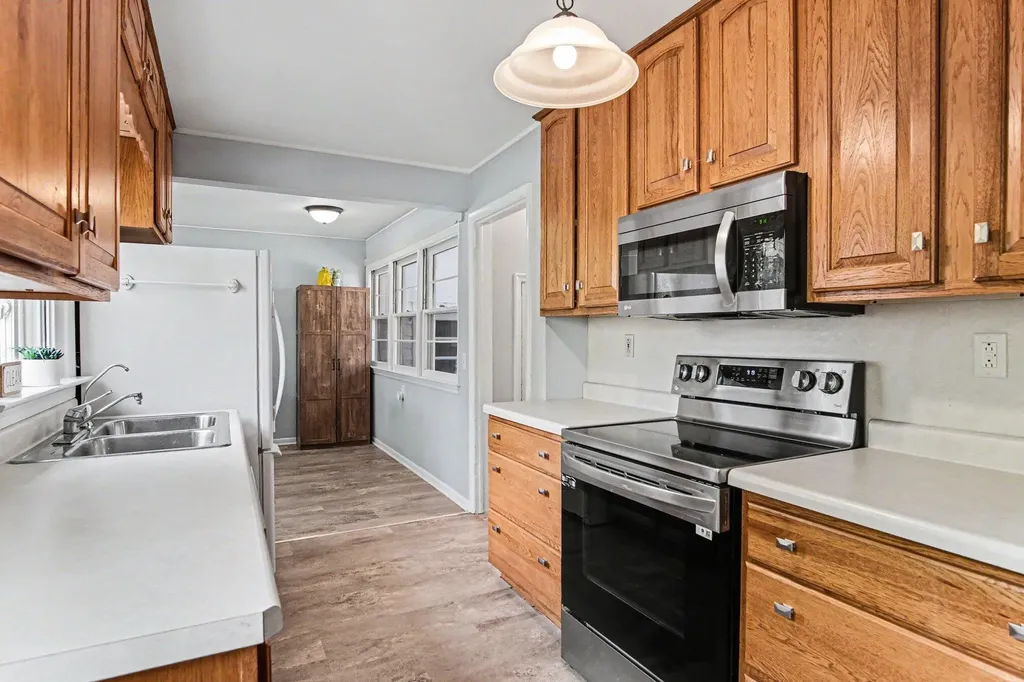 605 Edwards Street Grand Ledge City MI 48837