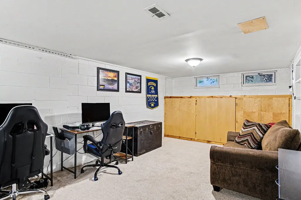605 Edwards Street Grand Ledge City MI 48837