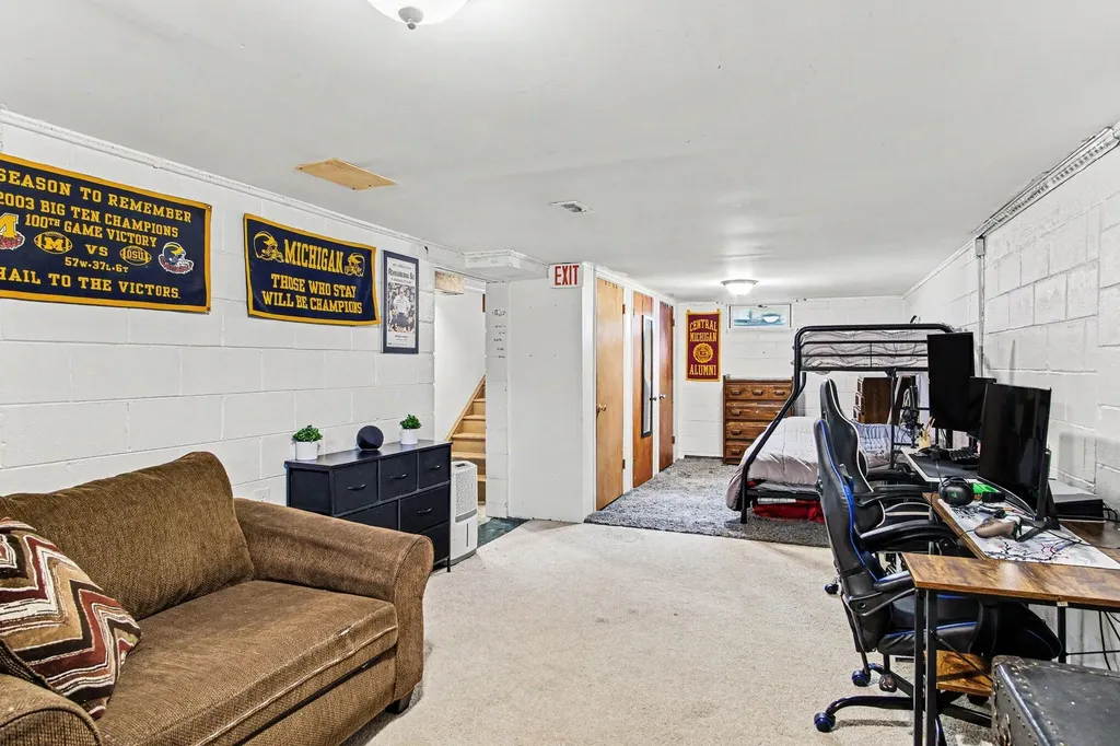 605 Edwards Street Grand Ledge City MI 48837