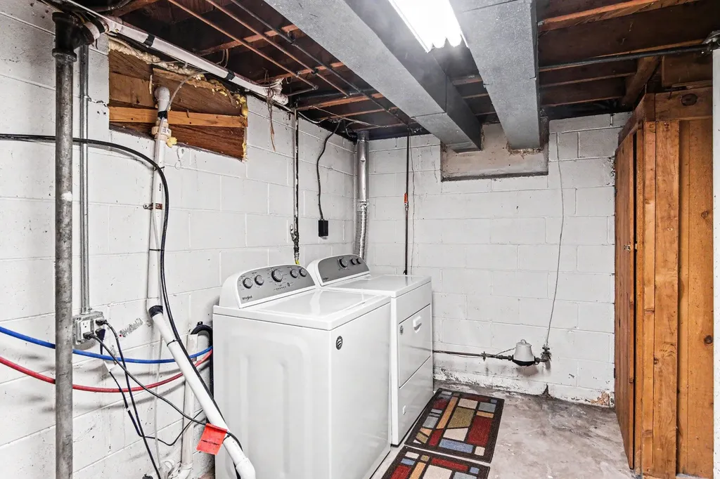 605 Edwards Street Grand Ledge City MI 48837