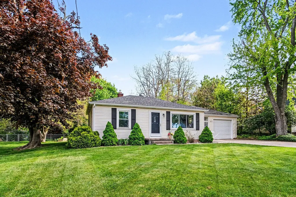 605 Edwards Street Grand Ledge City MI 48837