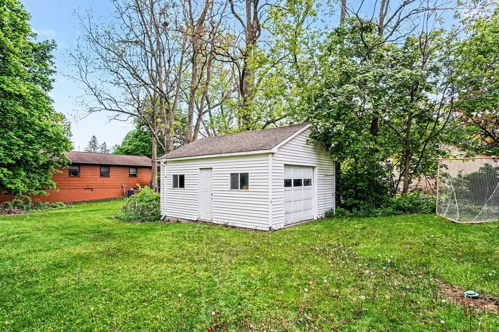 605 Edwards Street Grand Ledge City MI 48837