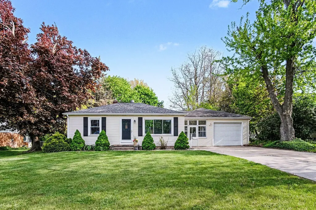 605 Edwards Street Grand Ledge City MI 48837