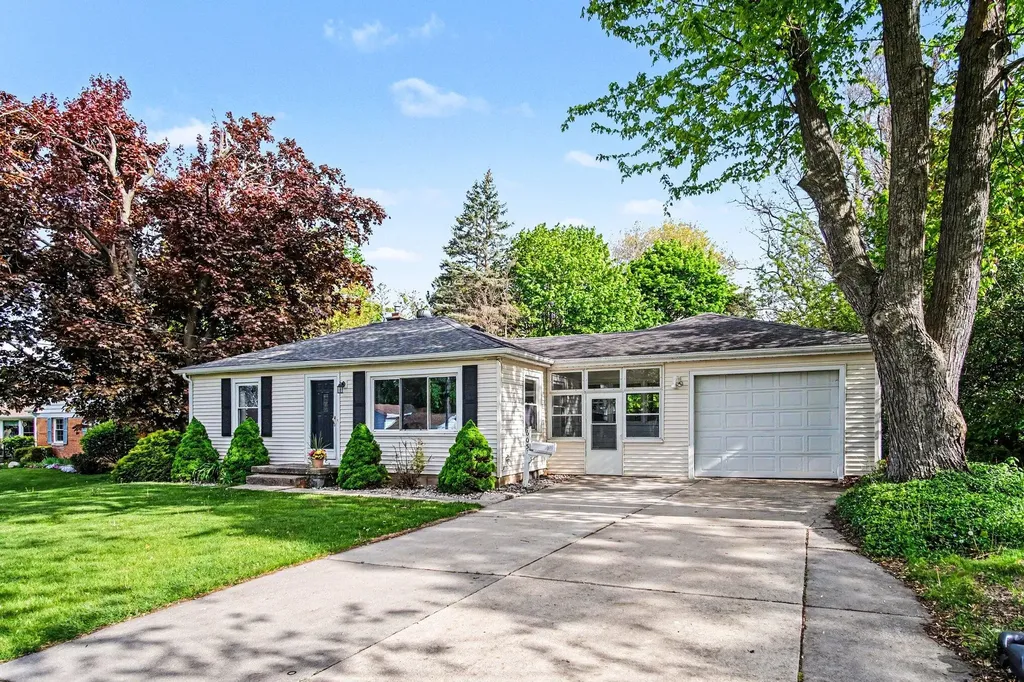 605 Edwards Street Grand Ledge City MI 48837