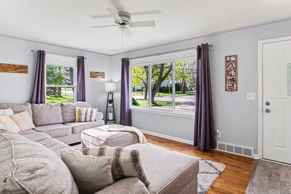 605 Edwards Street Grand Ledge City MI 48837