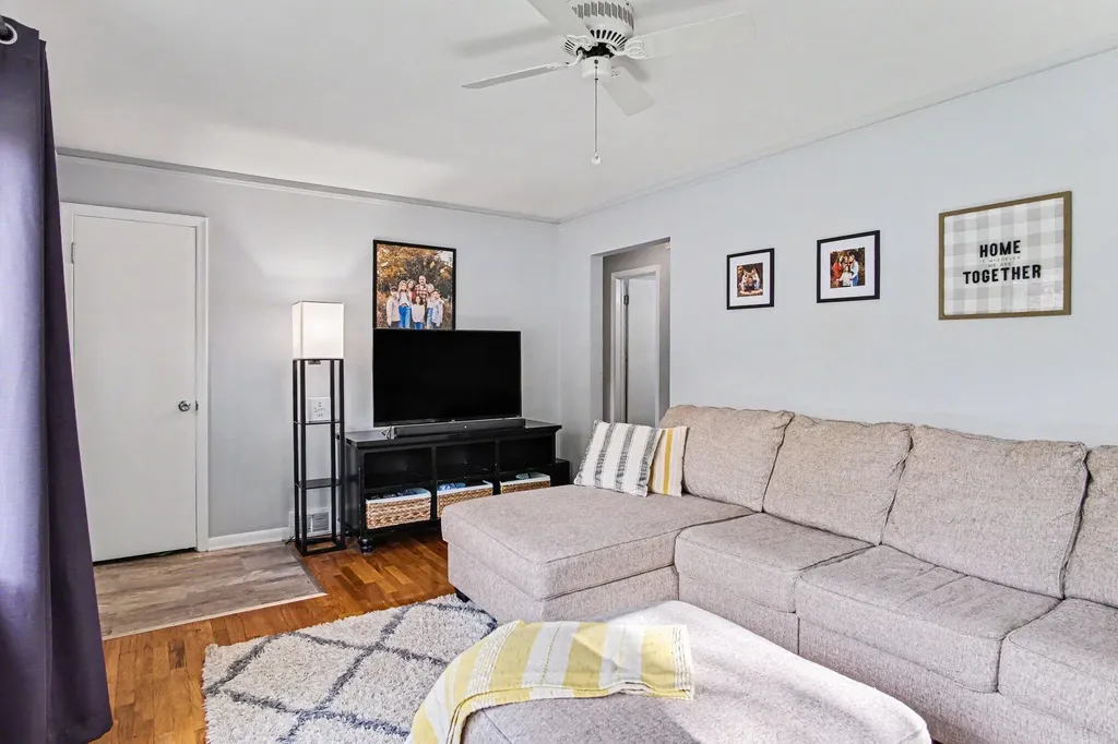 605 Edwards Street Grand Ledge City MI 48837