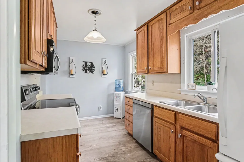 605 Edwards Street Grand Ledge City MI 48837