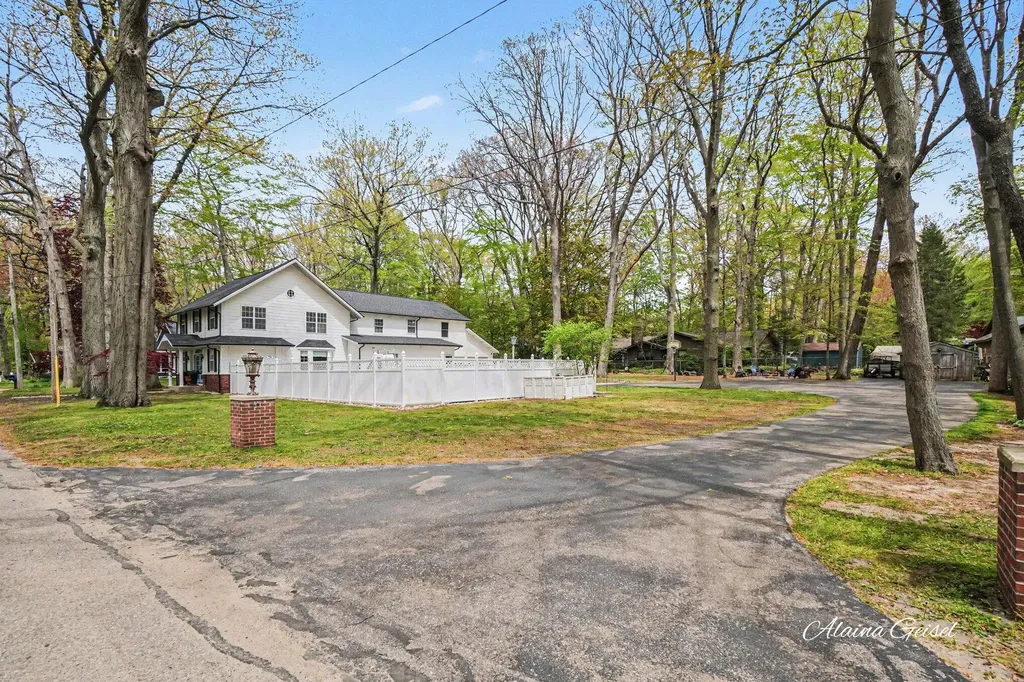 385 Marquette Avenue Park Township MI 49424