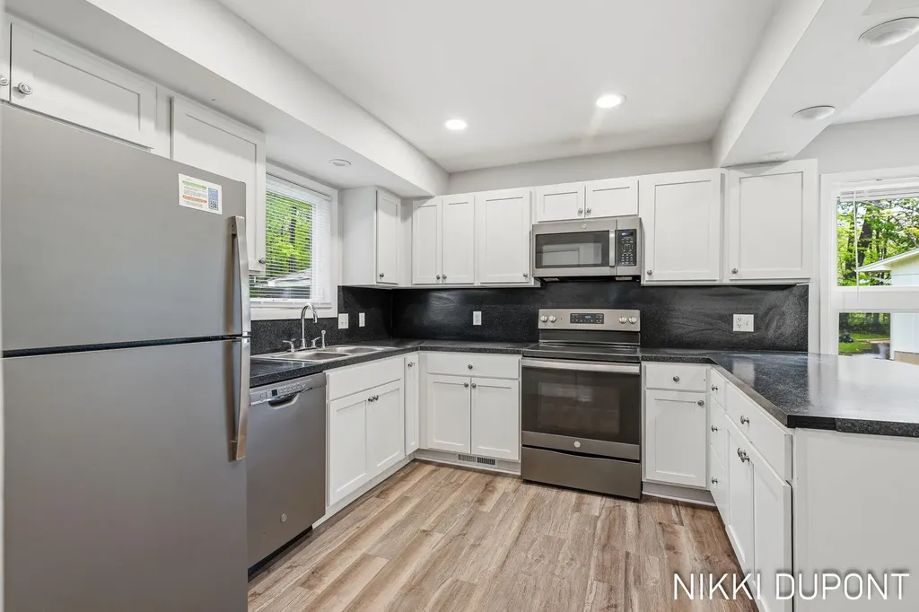 2417-2419 Edgewood Avenue SE Grand Rapids City MI 49546