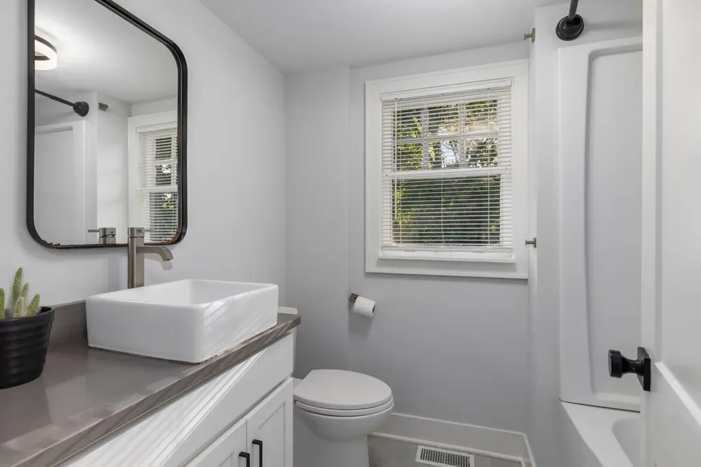 1816 Todd Avenue Lansing City MI 48910