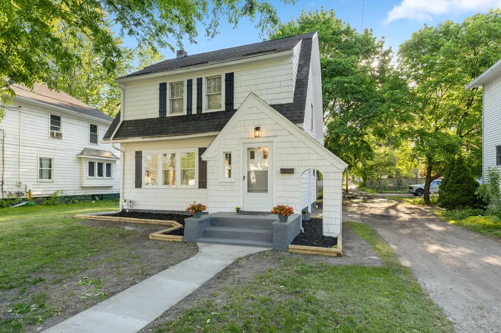 1816 Todd Avenue Lansing City MI 48910