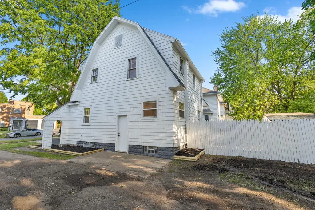 1816 Todd Avenue Lansing City MI 48910