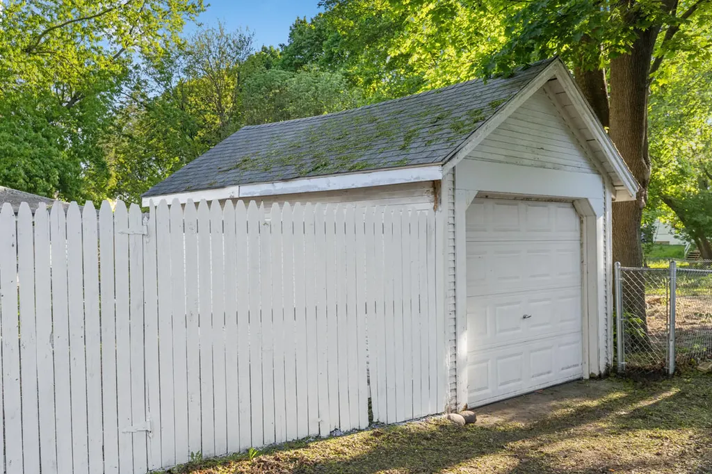 1816 Todd Avenue Lansing City MI 48910