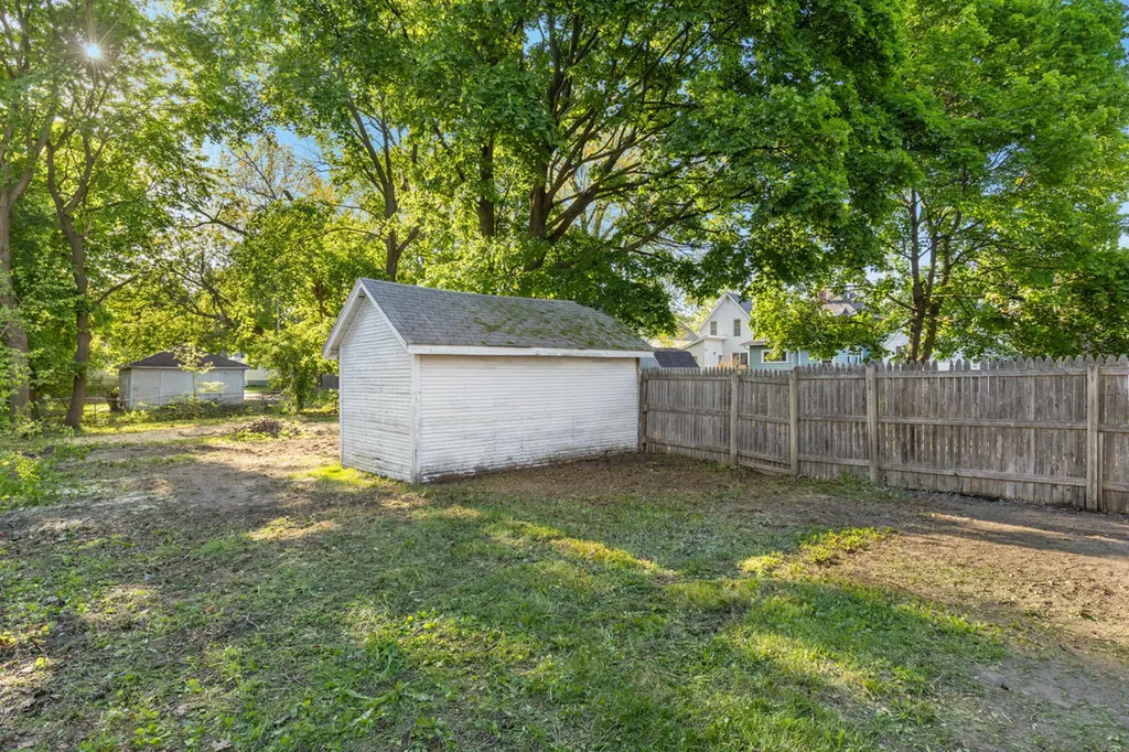 1816 Todd Avenue Lansing City MI 48910
