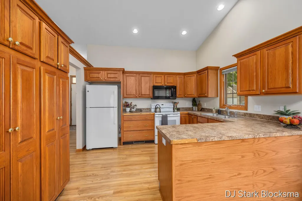 2038 Palmerton Court NE Grand Rapids City MI 49505