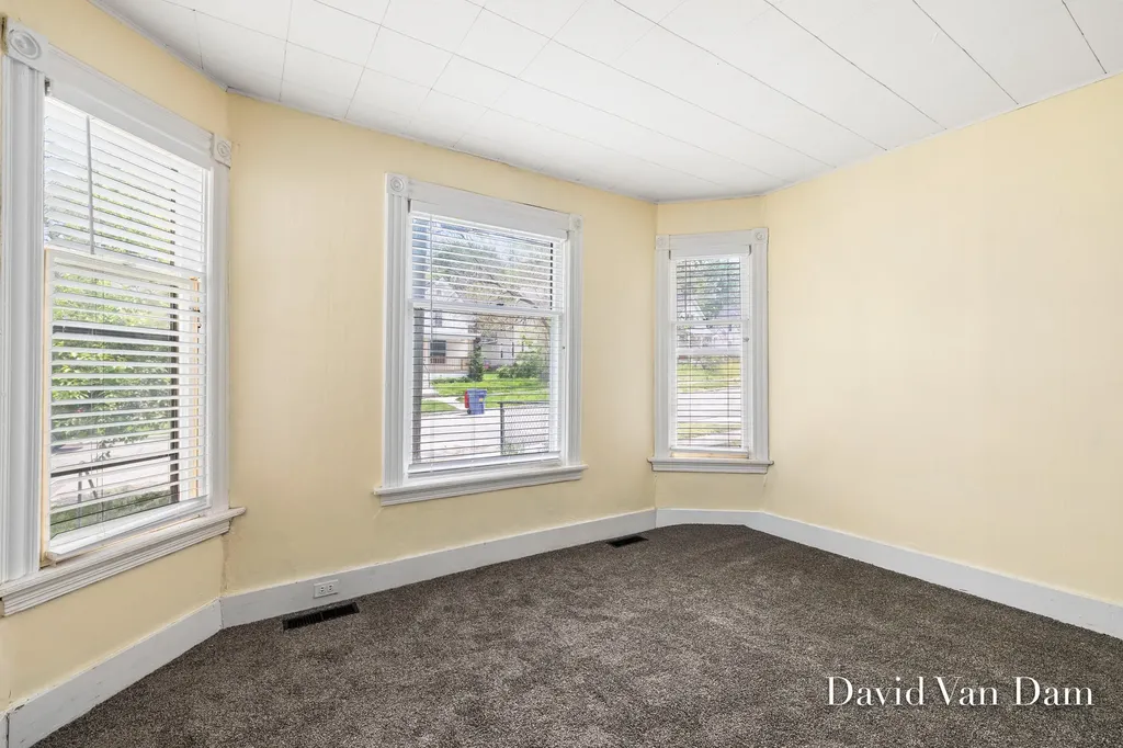 943 Prospect Avenue NE Grand Rapids City MI 49503