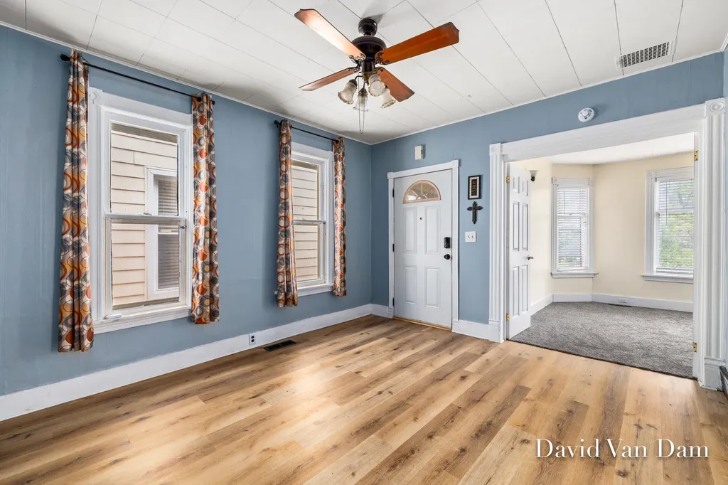 943 Prospect Avenue NE Grand Rapids City MI 49503