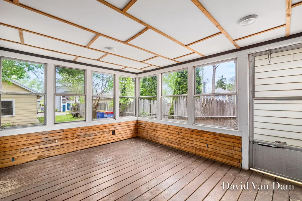 943 Prospect Avenue NE Grand Rapids City MI 49503
