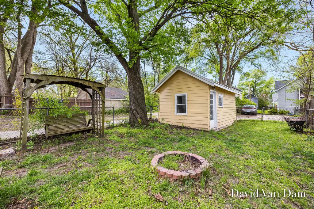 943 Prospect Avenue NE Grand Rapids City MI 49503