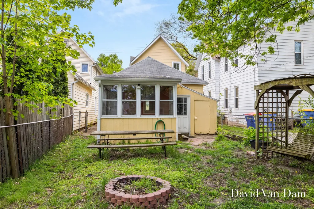 943 Prospect Avenue NE Grand Rapids City MI 49503