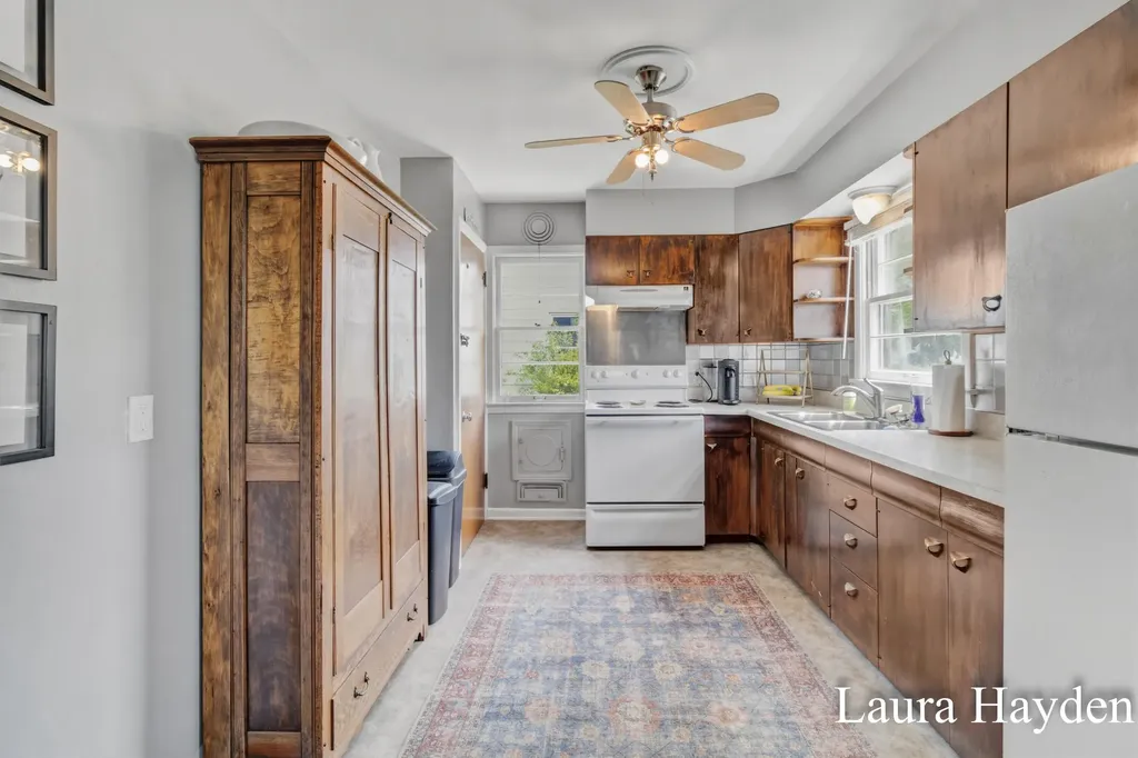 1910 Gordon Lansing City MI 48910
