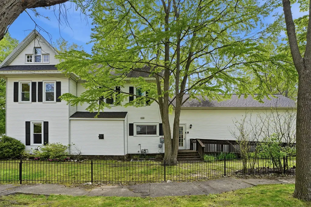 127 W Bridge Street Plainwell City MI 49080