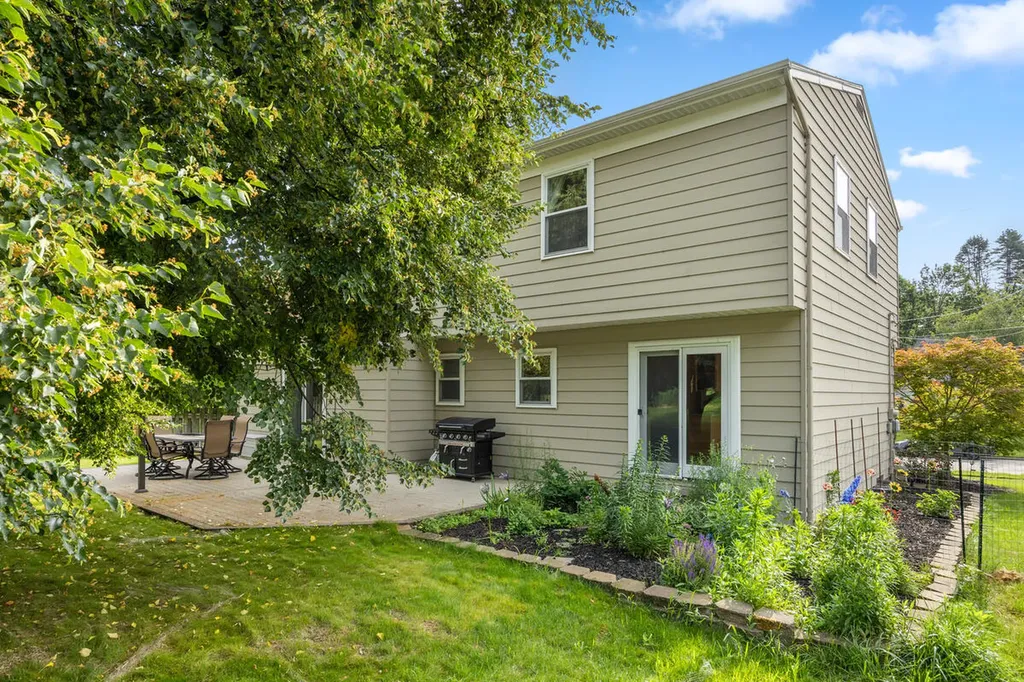1865 Ridgemoor Drive SE Grand Rapids City MI 49506