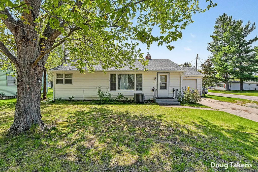 527 W Ellis Street Belding City MI 48809
