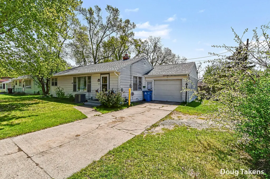 527 W Ellis Street Belding City MI 48809