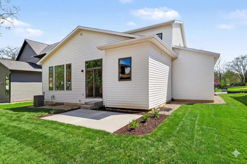 2329 Elinor Lane SE East Grand Rapids City MI 49506