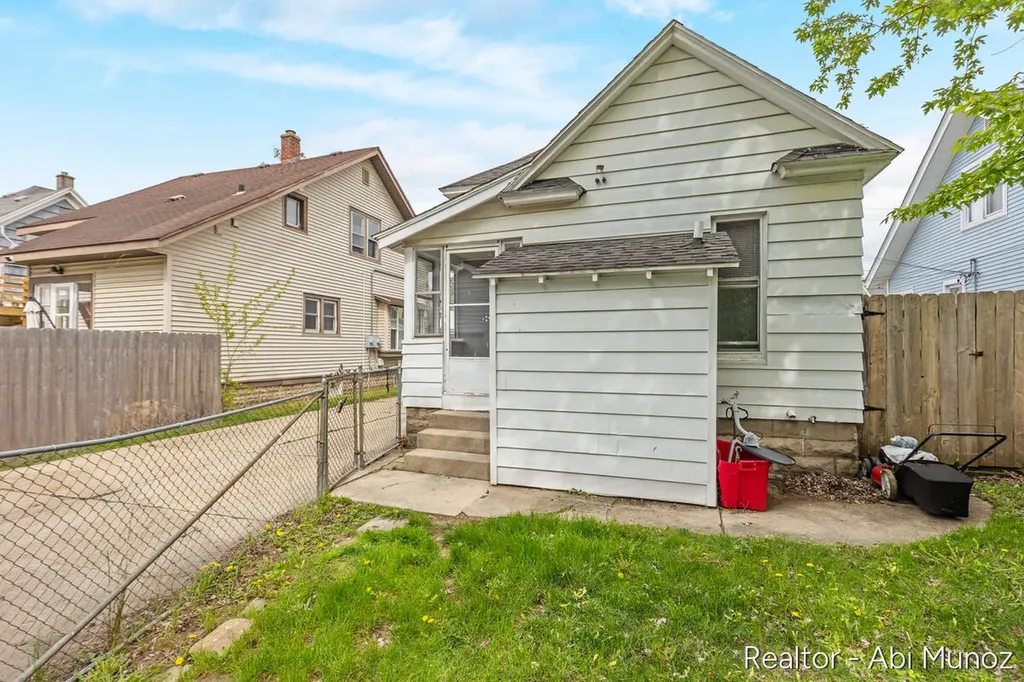 2029 Arnold Avenue SW Wyoming City MI 49509