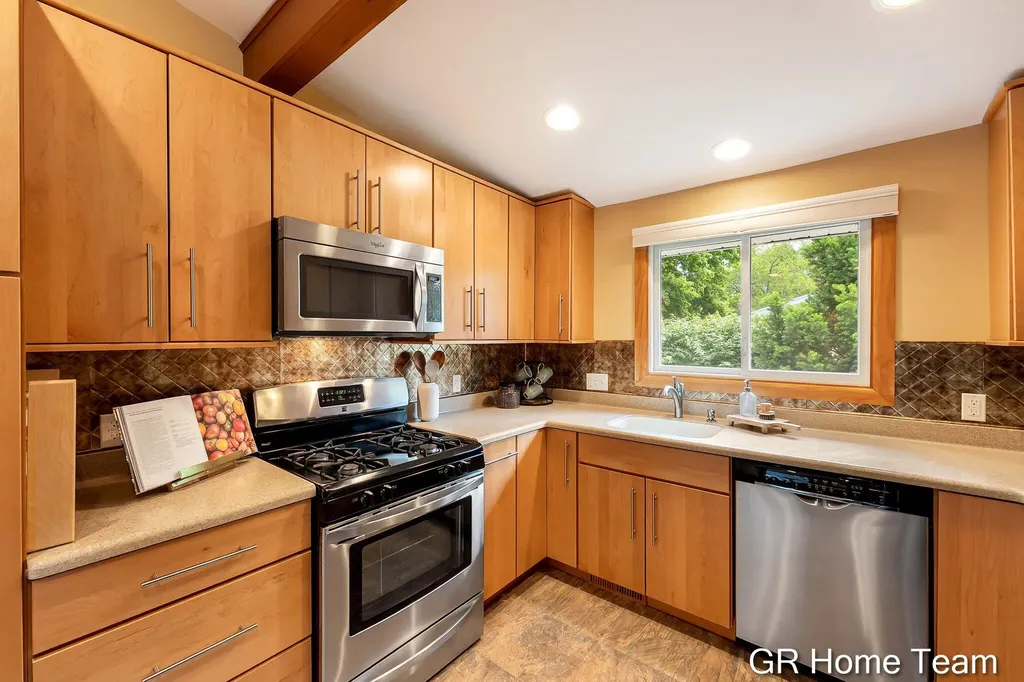 895 Bellewood Drive SE Kentwood City MI 49508