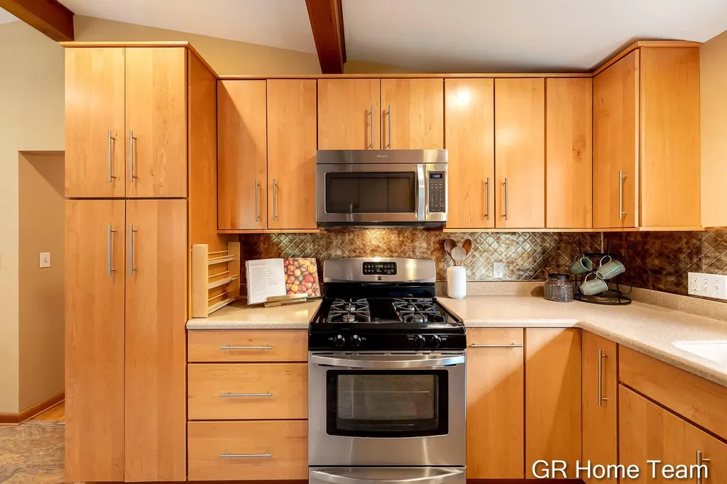 895 Bellewood Drive SE Kentwood City MI 49508
