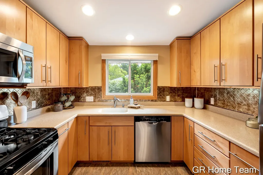 895 Bellewood Drive SE Kentwood City MI 49508