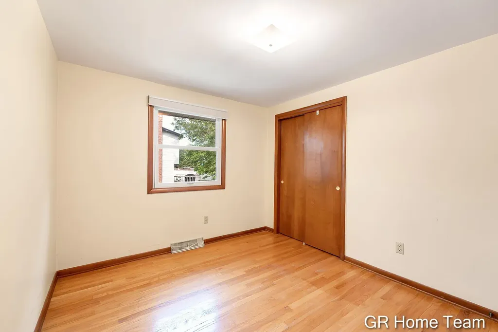 895 Bellewood Drive SE Kentwood City MI 49508
