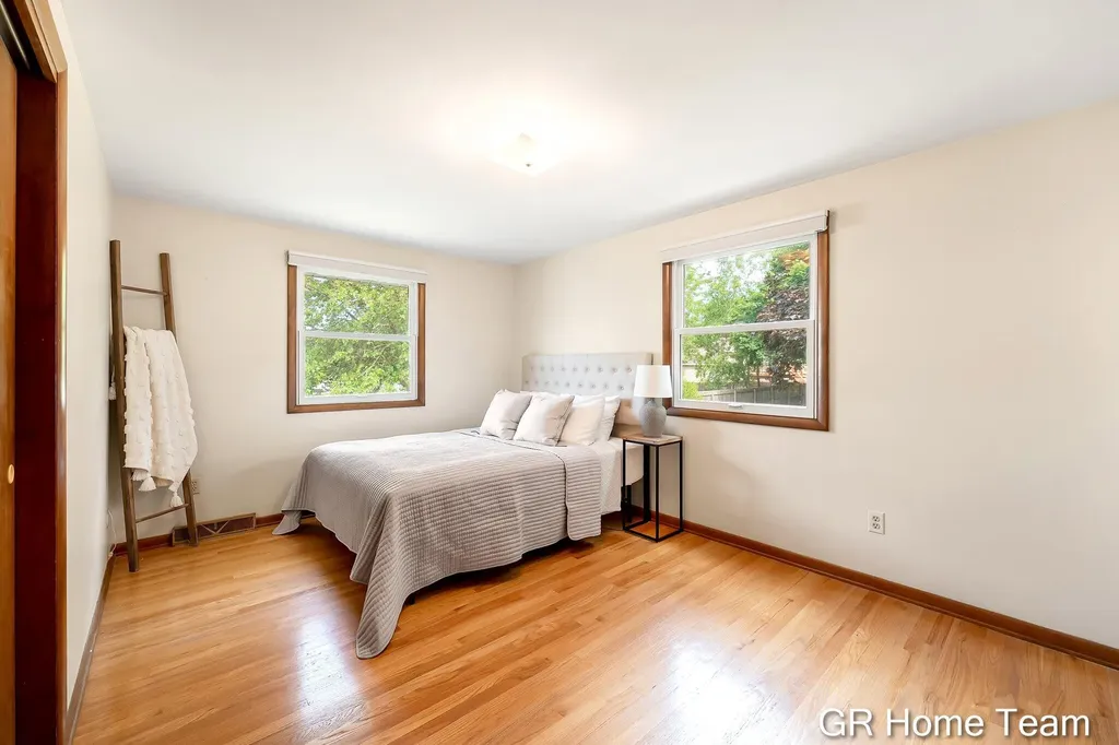 895 Bellewood Drive SE Kentwood City MI 49508