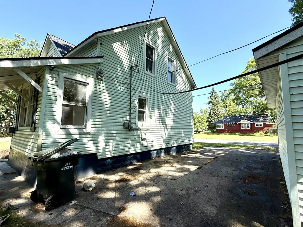 1872 Commerce Street Muskegon City MI 49441