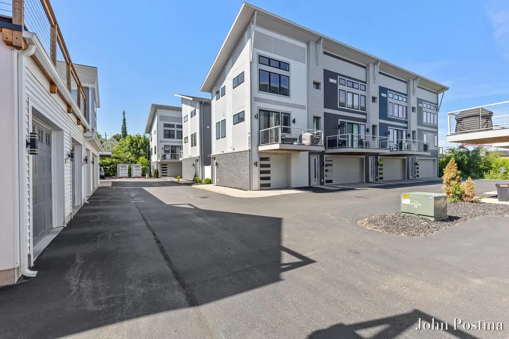621 Fairview Avenue NE Grand Rapids City MI 49503