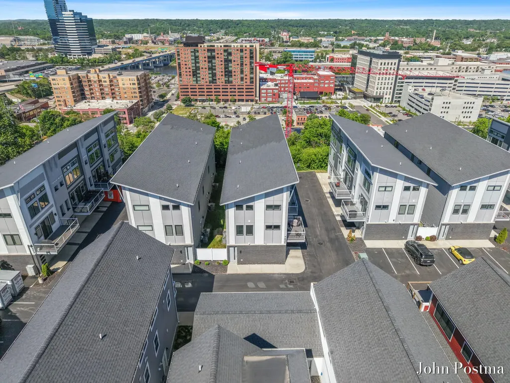 621 Fairview Avenue NE Grand Rapids City MI 49503